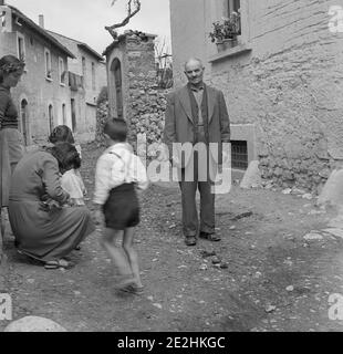 1951, LAquila, Italien, Lokale Familie in der Straße Stockfoto