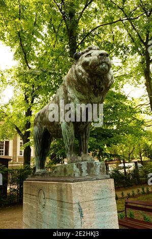 POZNAN, POLEN - 05. Jun 2017: Metalllöwenskulptur im alten Zoopark Stockfoto