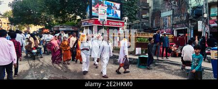 Varanasi (ex-Bénares), Uttar Pradesh, Indien. Mit Fahrzeugen außer Fahrrädern, Motorrädern und Rikschas kommt man nicht in die Altstadt. Stockfoto