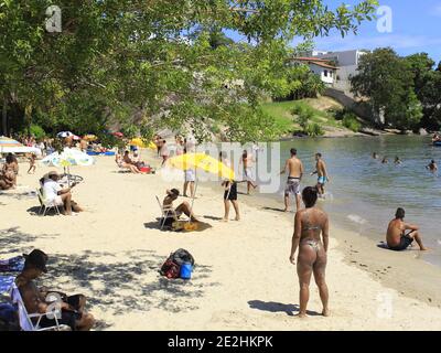 Vitoria, Espirito Santo, Brasilien. Januar 2021. (INT) EIN Besuch am Strand von Frade Island in Espirito Santo. 13. Januar 2021, Vitoria, Espirito Santo, Brasilien: Selbst mit der Zunahme der COVID-19 Fälle in Brasilien, Menschen sind immer noch an den Stränden angezogen, um sich zu entspannen, Spaß zu haben und vergessen Sie die Leiden durch das Virus verursacht. Frade Island ist keine Ausnahme, da die Leute den Strand drängen und einige ohne Masken.Quelle: Edson de Souza /Thenews2 Quelle: Edson De Souza/TheNEWS2/ZUMA Wire/Alamy Live News Stockfoto