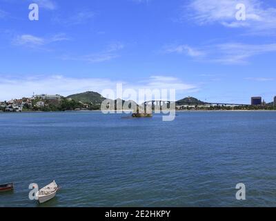 Vitoria, Espirito Santo, Brasilien. Januar 2021. (INT) EIN Besuch am Strand von Frade Island in Espirito Santo. 13. Januar 2021, Vitoria, Espirito Santo, Brasilien: Selbst mit der Zunahme der COVID-19 Fälle in Brasilien, Menschen sind immer noch an den Stränden angezogen, um sich zu entspannen, Spaß zu haben und vergessen Sie die Leiden durch das Virus verursacht. Frade Island ist keine Ausnahme, da die Leute den Strand drängen und einige ohne Masken.Quelle: Edson de Souza /Thenews2 Quelle: Edson De Souza/TheNEWS2/ZUMA Wire/Alamy Live News Stockfoto