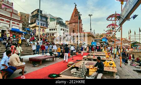 Varanasi (ex-Bénares), Uttar Pradesh, Indien. Installation der Bänke, die für die Abendshow verwendet werden, die Aarti, mit seiner Menge von Kerzensti Stockfoto