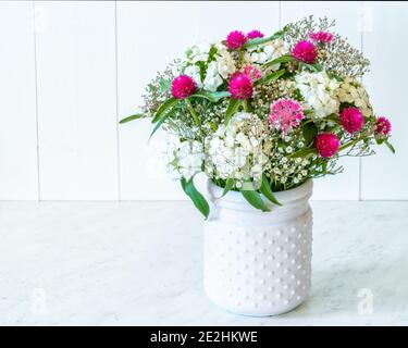 Ein Strauß von Gartenblumen einschließlich Babyluft, Gomphrena und Dianthus, Stockfoto