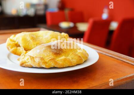 Selektive Fokus Schuss ovon appetitlichen argentinischen Empanadas serviert auf ein Weiße Platte Stockfoto