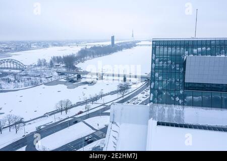 Luftaufnahme der Lettischen Nationalbibliothek im Winter, mit Schnee bedeckt. Stockfoto