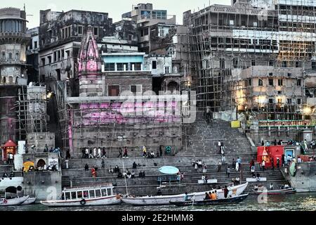 Varanasi (ex-Bénares), Uttar Pradesh, Indien. Restaurationen von Gebäuden werden in Indien mit Bambusgerüsten durchgeführt. Der Ganges Fluss bei Varanasi, die Stockfoto