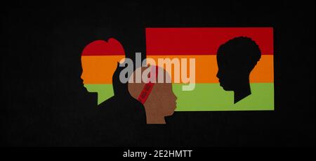 Schwarzer Verlaufsmonat. Papier geschnitten. Menschliche Silhouetten auf Papierhintergrund. Speicherplatz kopieren. Stockfoto