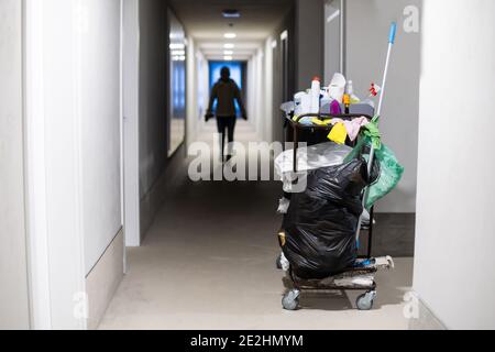 Reinigungswagen in der Station.Reinigungswagen mit Wandhintergrund.Reinigungswagen Speicherplatz kopieren Stockfoto