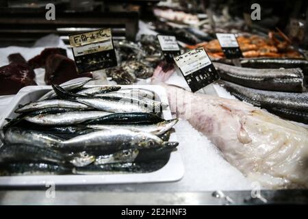 Lyon (Zentralfrankreich). Halles Bocuse Markthalle. Maison Pupier, berühmte Fischhändler der Stadt. Detail des Fischstandes mit Sardinen, Stockfoto