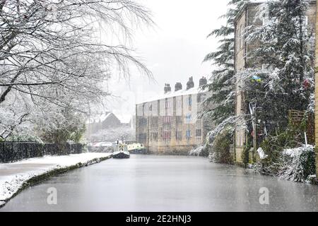 Schnee auf dem Rochdale Canal, Hebden Bridge, Upper Calder Valley, West Yorkshire Stockfoto