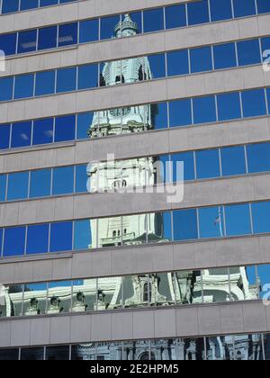 Bild des Philadelphia City Hall, das auf nahe gelegenen Gebäuden reflektiert. Stockfoto