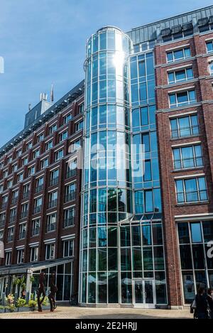 Hamburg, Deutschland - 23. August 2019: Moderne Gebäude mit Menschen in Neustadt, im Zentrum von Hamburg, Deutschland Stockfoto