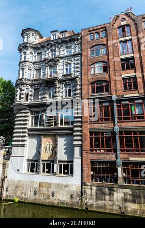 Hamburg, Deutschland - 23. August 2019: Altes klassisches umgebautes Lagerhaus und klassische Gebäude neben einem Kanal und der Michaelisbrücke in Neu Stockfoto