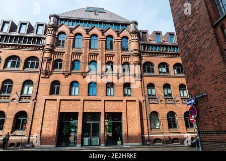 Hamburg, Deutschland - 23. August 2019: Alte Lagerhallen in Büros und Wohnungen umfunktioniert mit Menschen in der HafenCity, Hamburg, Deutschland Stockfoto