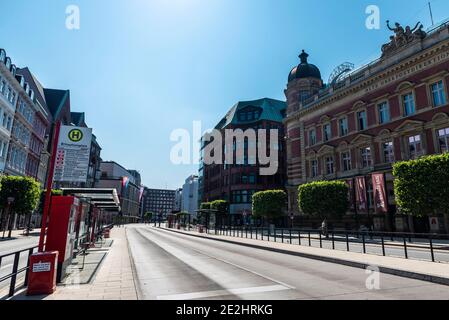 Hamburg, Deutschland - 25. August 2019: Stephansplatz, Straße mit klassischen und modernen Gebäuden in Neustadt, Hamburg, Deutschland Stockfoto