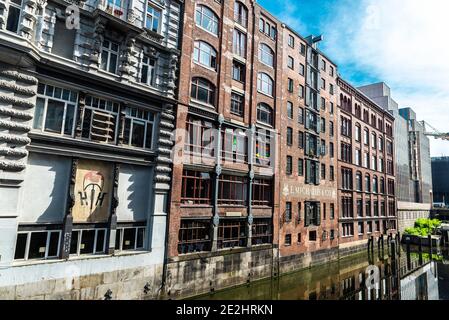 Hamburg, Deutschland - 23. August 2019: Altes klassisches umgebautes Lagerhaus und moderne Gebäude neben einem Kanal und der Michaelisbrücke in Neus Stockfoto