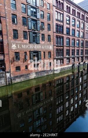 Hamburg, Deutschland - 23. August 2019: E. Michaelis & CO, altes klassisches umgebautes Lagerhaus neben einem Kanal in Wohnungen in Neustadt, Hamburg, Deutschland Stockfoto