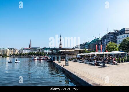 Hamburg, Deutschland - 25. August 2019: Blick auf die Binnenalster mit Freizeitbooten und Menschen rund um den Jungfernstieg, einer Stadtpromenade in Neusta Stockfoto