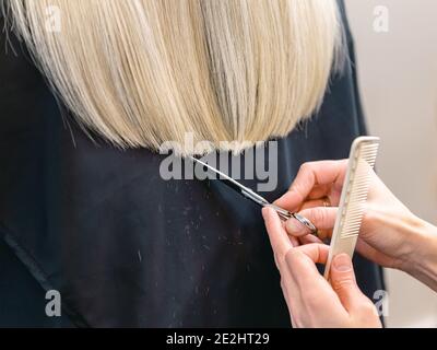 Friseurin Schneiden Split endet auf ihren Kunden an der Salon Stockfoto