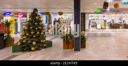 Verlassenes Einkaufszentrum ohne Leute während der Weihnachtszeit Stockfoto