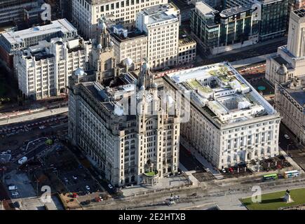 Luftaufnahme des Royal Liver Building, Liverpool. Rechts davon befindet sich das Cunard Building. Stockfoto