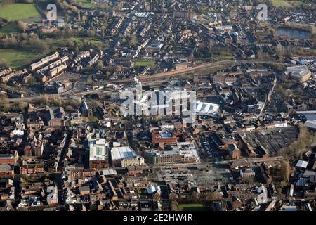 Luftaufnahme des Stadtzentrums von Macclesfield von Westen aus Gegenüber dem Grosvenor Einkaufszentrum auf der Churchill Street Up Castle Straße zum Bahnhof Stockfoto