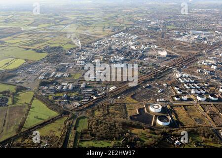 Luftaufnahme der Stanlow Ölraffinerie (& auch Thornton Technology Park), Ellesmere Port, Cheshire, Großbritannien Stockfoto