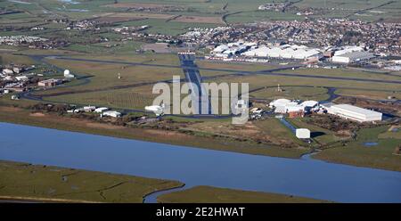 Luftaufnahme des Warton Aerodroms von der anderen Seite des Flusses Ribble in der Nähe von Preston, Lancashire Stockfoto