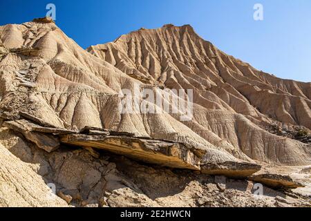 Spanien: Landschaft, Halbwüste Naturregion der Bardenas Reales, Navarra. Die von Erosion geprägte Landschaft. Stockfoto