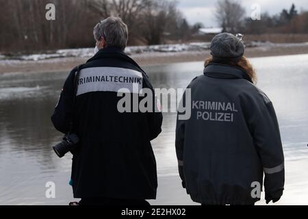 Berlin, Deutschland. Januar 2021. Mitglieder der Kriminalpolizei stehen am Ufer des Habermann-Sees. Trotz der winterlichen Kälte haben Taucher der Berliner Feuerwehr ein versunkenes Auto aus einem See geholt. Hobbytaucher hatten das Autowrack am Habermannsee im Kreis Kaulsdorf entdeckt. Quelle: Paul Zinken/dpa-Zentralbild/dpa/Alamy Live News Stockfoto