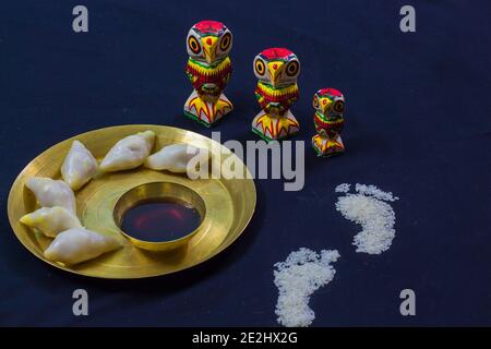 Köstliche bengalische Reismehl Kokosnussknödel während bengali indian Festival von makar sankranti serviert. Foto in schwarzem Hintergrund. Copy Space BA Stockfoto