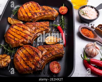 Gekochtes gegrilltes Fleisch Schweinefleisch, Rind, Lamm, auf Knochen hacken, auf Grillpfanne, Nahaufnahme Stockfoto