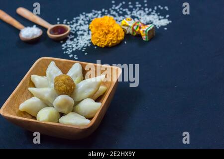 Köstliche bengalische Reismehl Kokosnussknödel während bengali indian Festival von makar sankranti serviert. Foto in schwarzem Hintergrund. Copy Space BA Stockfoto