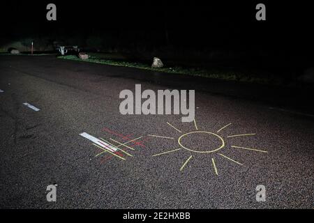 MOTALA, SCHWEDEN - 13. DEZEMBER 2020: Jemand, der während der dunklen Corona-Zeit eine Sonne auf den Asphalt einer Ruhestätte zog. Stockfoto