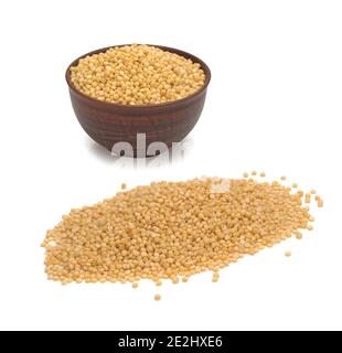 RAW Dry Bio Couscous in einer Schüssel und auf weiß Hintergrund Stockfoto