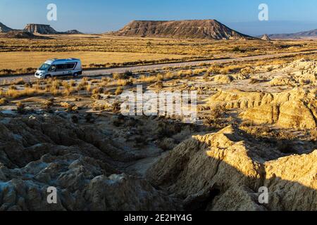 Spanien: Landschaft, Halbwüste Naturregion der Bardenas Reales, Navarra. Roadtrip in den Bardenas: RV auf einem Feldweg Stockfoto