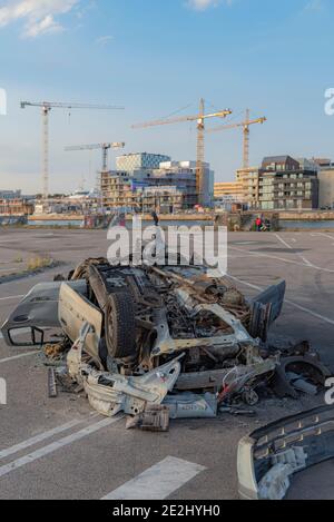 HELSINGBORG, SCHWEDEN - 27. JUNI 2020: Ein zerstörtes Auto verschmutzt die Szene des neuen Oceanhamnen-Projekts, das in Helsingborgs Docks in Schweden im Bau ist Stockfoto