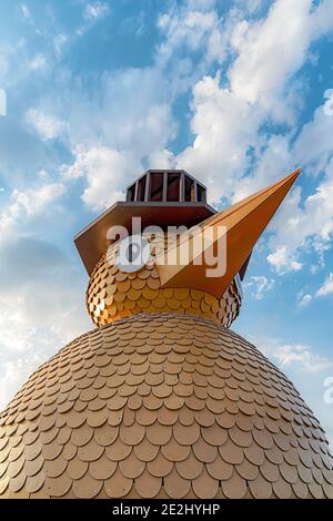 HELSINGBORG, SCHWEDEN - 08. AUGUST 2020: Eine hölzerne Vogelkunst-Installation im pixlapiren Skatepark in der Stadt. Stockfoto