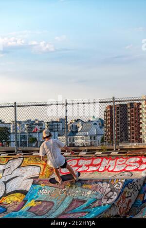 HELSINGBORG, SCHWEDEN - 08. AUGUST 2020: Ein junger Mann macht Tricks auf seinem Skateboard im pixlapiren Skatepark in der Stadt. Stockfoto