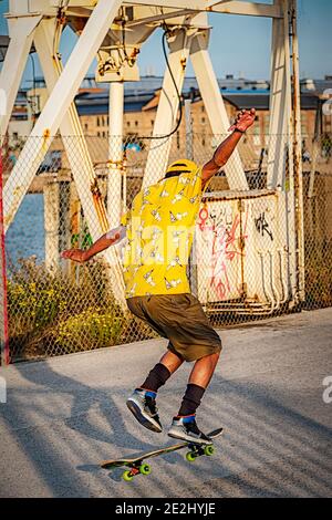 HELSINGBORG, SCHWEDEN - 08. AUGUST 2020: Ein junger Mann macht Tricks auf seinem Skateboard im pixlapiren Skatepark in der Stadt. Stockfoto