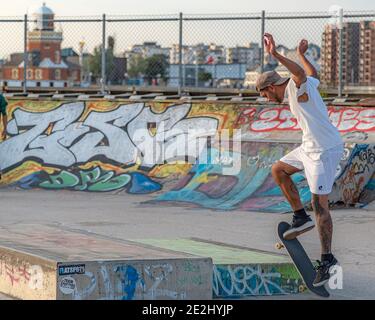 HELSINGBORG, SCHWEDEN - 08. AUGUST 2020: Ein junger Mann macht Tricks auf seinem Skateboard im pixlapiren Skatepark in der Stadt. Stockfoto