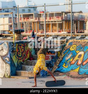 HELSINGBORG, SCHWEDEN - 08. AUGUST 2020: Ein junger Mann macht Tricks auf seinem Skateboard im pixlapiren Skatepark in der Stadt. Stockfoto