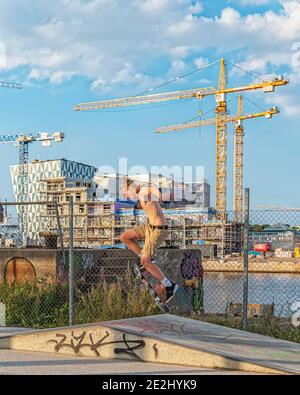 HELSINGBORG, SCHWEDEN - 08. AUGUST 2020: Ein junger Mann macht Tricks auf seinem Skateboard im pixlapiren Skatepark in der Stadt. Stockfoto