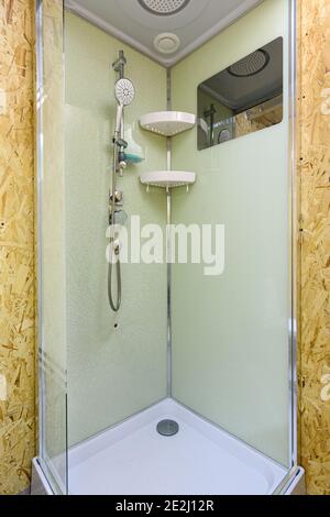 Duschkabine mit gesprungenem Glas, in einem Landhaus gelegen Stockfoto