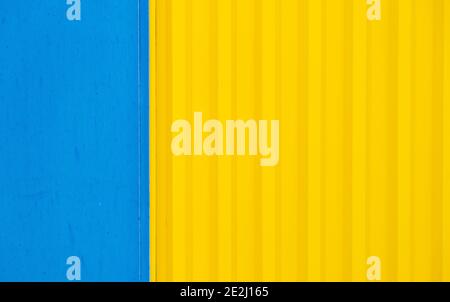 Helle gelbe Farbe und blaue Farbe lackiertem Metall. Stockfoto