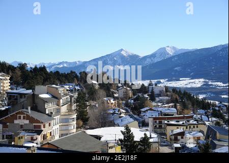 Font-Romeu (Südfrankreich): Das Dorf und Skigebiet, bergige Landschaft mit Schnee im Winter bedeckt Stockfoto