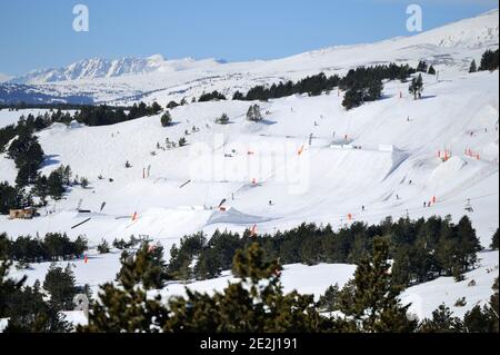 Font-Romeu (Südfrankreich): Snowpark auf einer Piste des Skigebiets Stockfoto