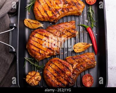 Gekochtes gegrilltes Fleisch Schweinefleisch, Rind, Lamm, auf Knochen hacken, auf Grillpfanne, Nahaufnahme Stockfoto