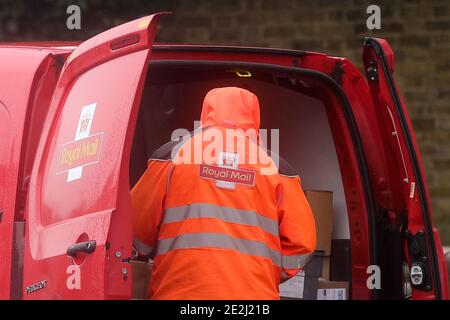 London, Großbritannien. Januar 2021. Ein Royal Mail Postarbeiter, der die Post in seinem Van in London ausliefert. Nach Angaben von Royal Mail, haben einige Gebiete von London einen verringerten Service gesehen, da Postarbeiter aufgrund der Covid-19-Pandemie krank oder selbstisolierend sind. Quelle: Steve Taylor/SOPA Images/ZUMA Wire/Alamy Live News Stockfoto