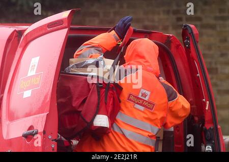 London, Großbritannien. Januar 2021. Ein Royal Mail Postarbeiter, der die Post in seinem Van in London ausliefert. Nach Angaben von Royal Mail, haben einige Gebiete von London einen verringerten Service gesehen, da Postarbeiter aufgrund der Covid-19-Pandemie krank oder selbstisolierend sind. Quelle: Steve Taylor/SOPA Images/ZUMA Wire/Alamy Live News Stockfoto